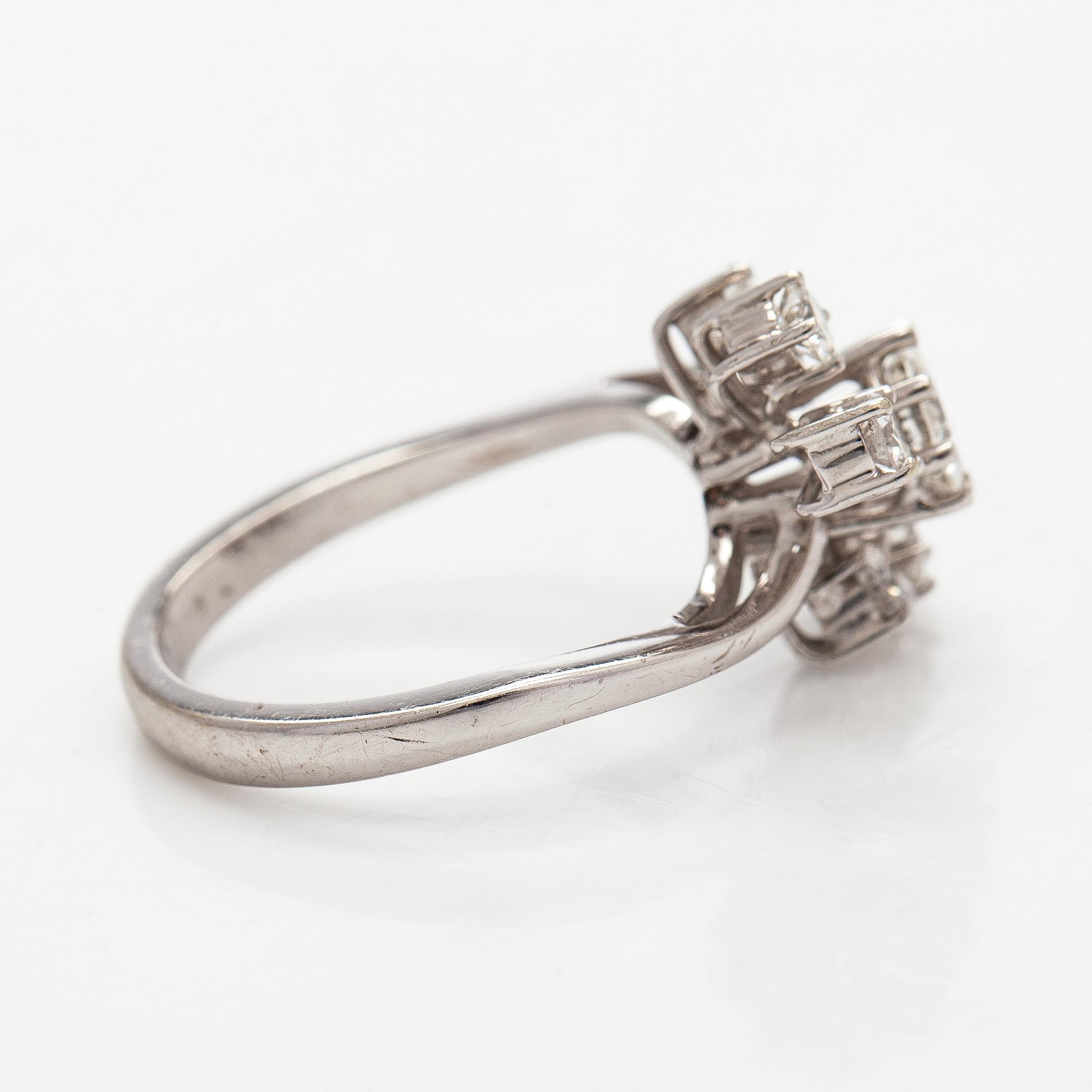 Ring, brilliant cut diamonds, 18K white gold.