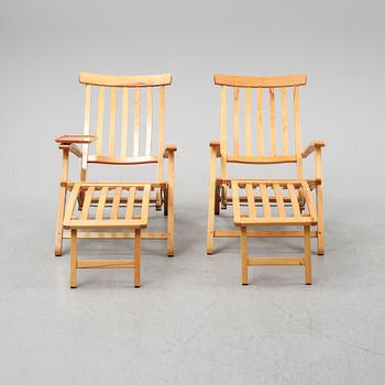 A pair of elm wood lounge chairs, Brogrens, second half of the 20th Century.