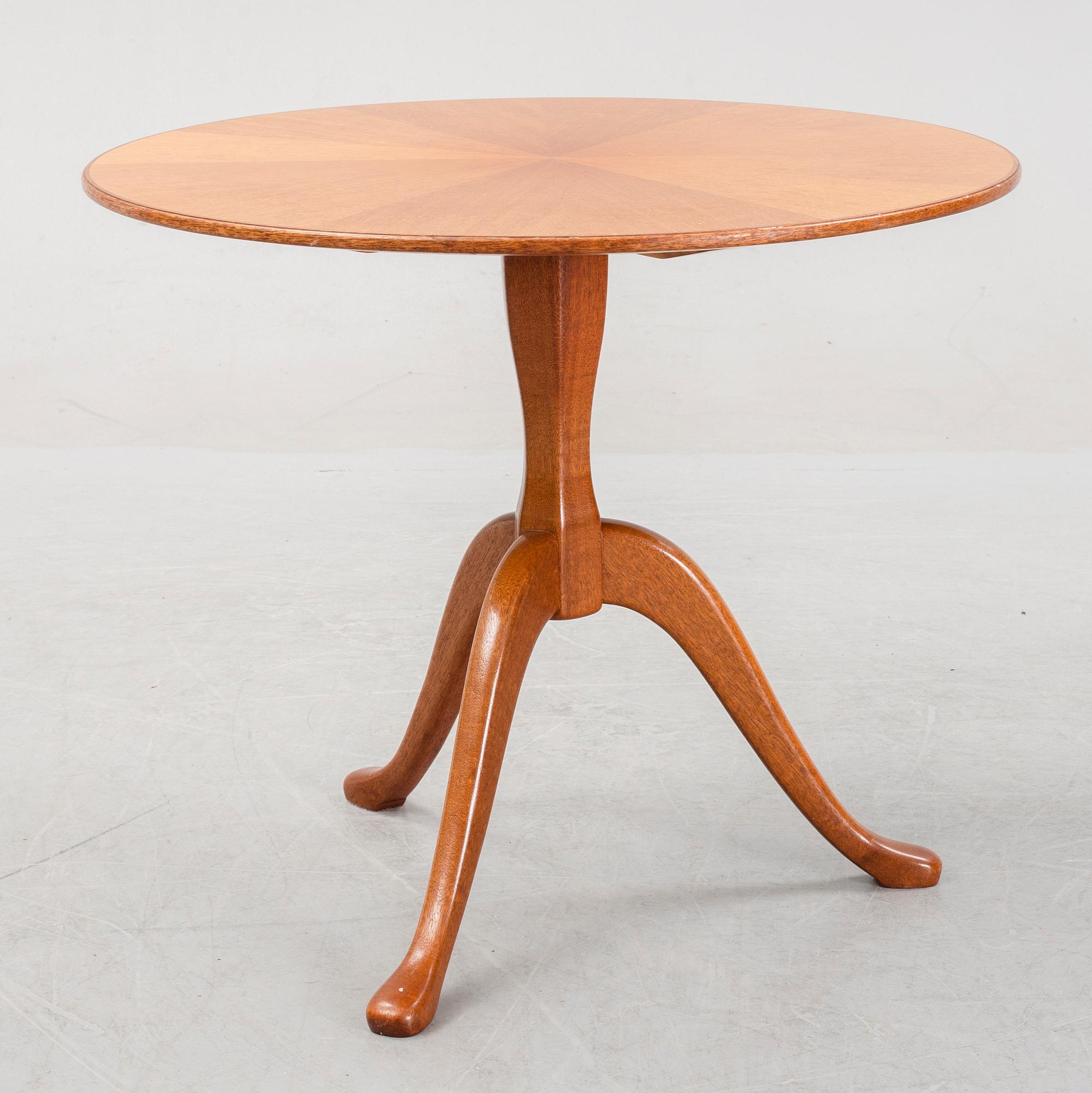 Carl Malmsten, a pair of 'Lata Greven' easy chairs, OH Sjögren, and a 'Berg' table, second half of the 20th Century.