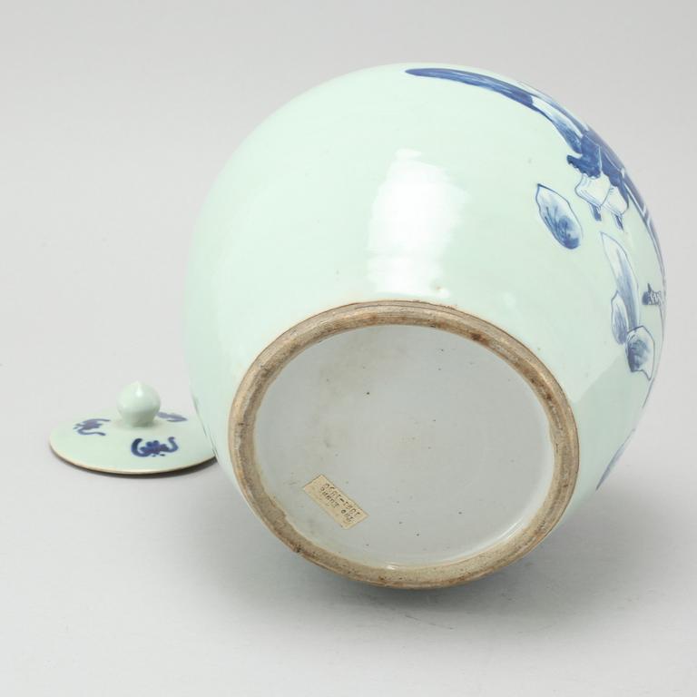 A chinese porcelain jar, 19th century.