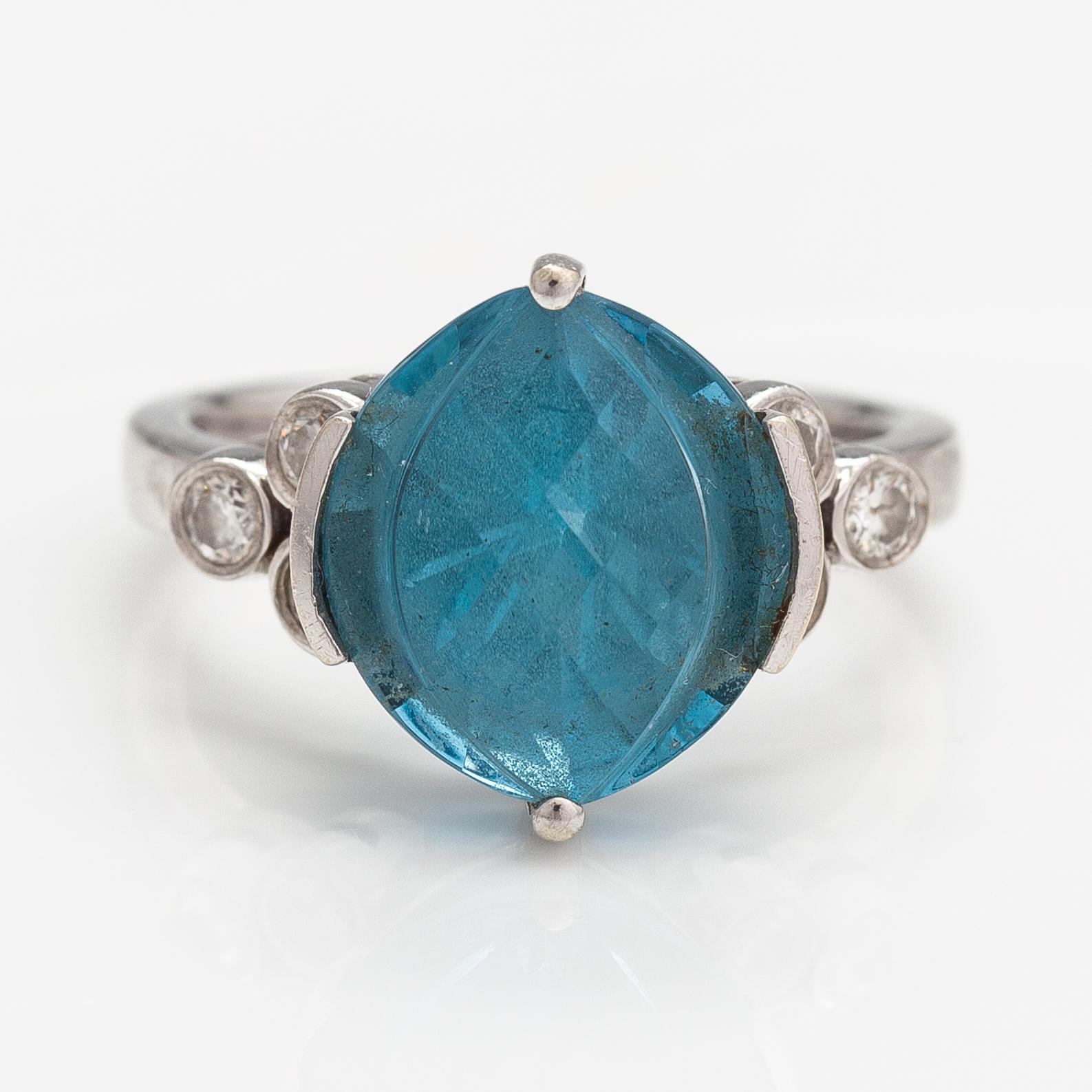 A 14K white gold ring with a topaz and diamonds ca. 0.18 ct in total.