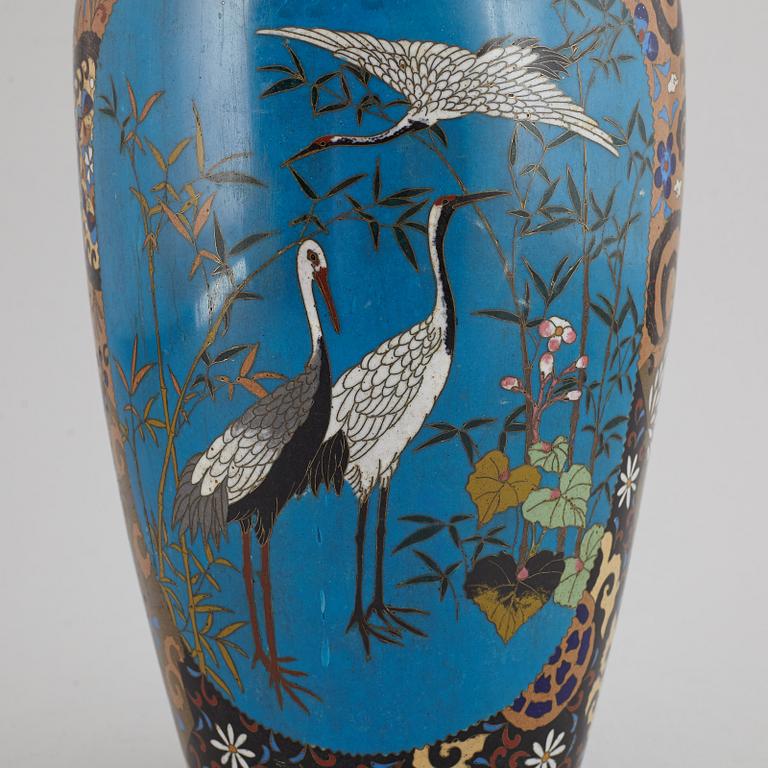 A Japanese cloisonne vase, 20th century.