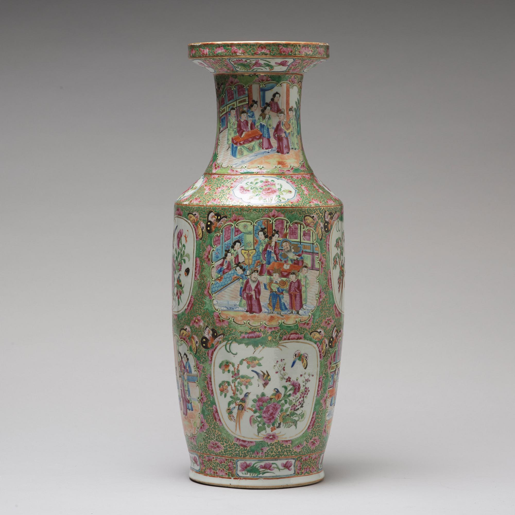 A large famille rose vase, Canton, Qing dynasty, 19th Century.