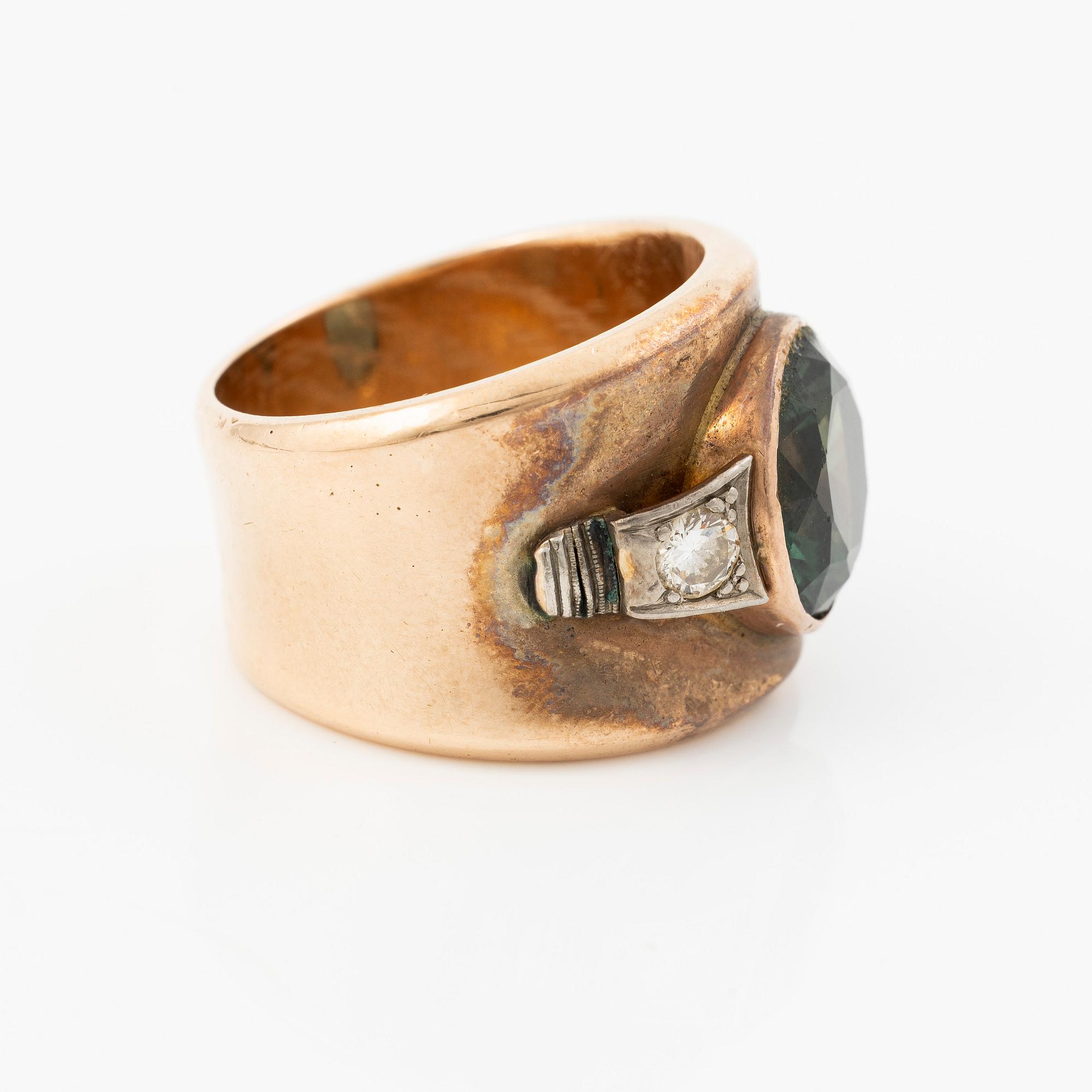 Ring, guld med syntetisk grön sten och briljantslipade diamanter.
