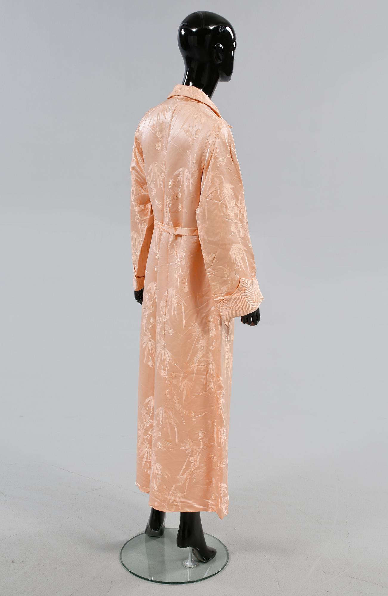 KIMONOS, 3 st, samt MORGONROCK, Japan, 1900-talets andra kvartal.