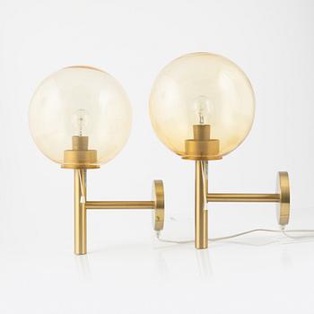 Uno & Östen Kristiansson, a pair of brass and glass wall lights, Luxus, Vittsjö.