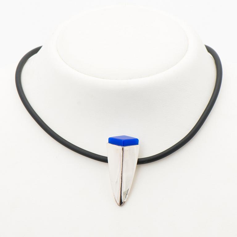 AN ULLA POROPUDAS JEWELLERY SET, silver, acrylic. Lapponia 1988.