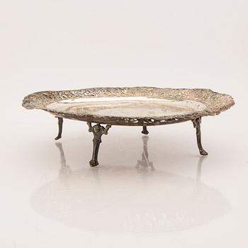 A 20th century Rococo style plate on stand silver (no hallmarks), weight apporx 720 grams.