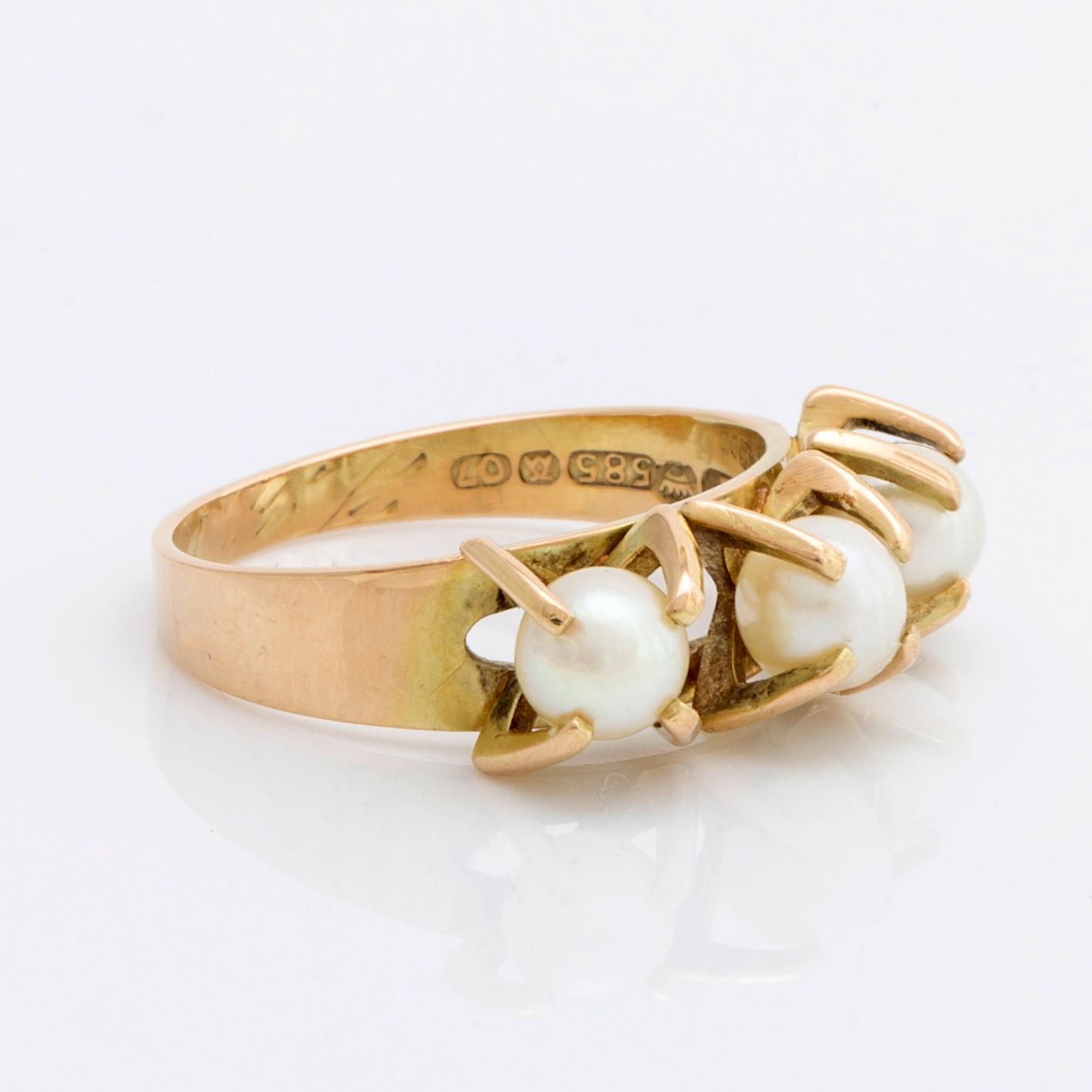 Elis Kauppi, ring 14K guld med 3 odlade pärlor ca 4 mm, Kupittaan Kulta 1967 Finland.