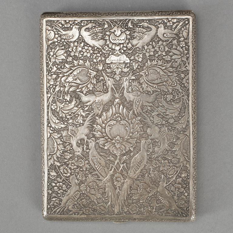 CIGARETTETUIER, 2 st, silver, bl.a. England, 1900-tal. Vikt ca 364 gram.