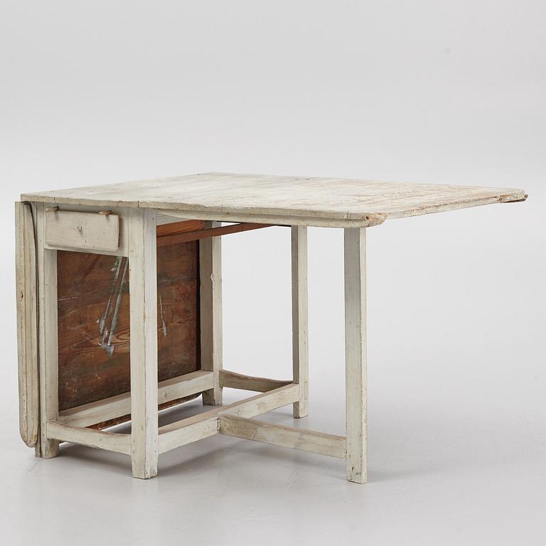 A gate-leg table, 19th century.