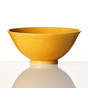 A yellow glazed five clawed dragon bowl, Qing dynasty with Guangxu mark and of the period (1875-1908).