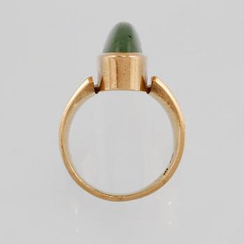 RING, 18K guld med cabochonslipad grön sten, utländska stämplar. Vikt 16,0 gram.