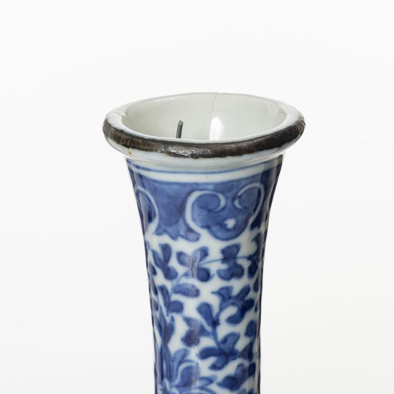 A blue and white tulip vase, Qing dynasty, 19th century.