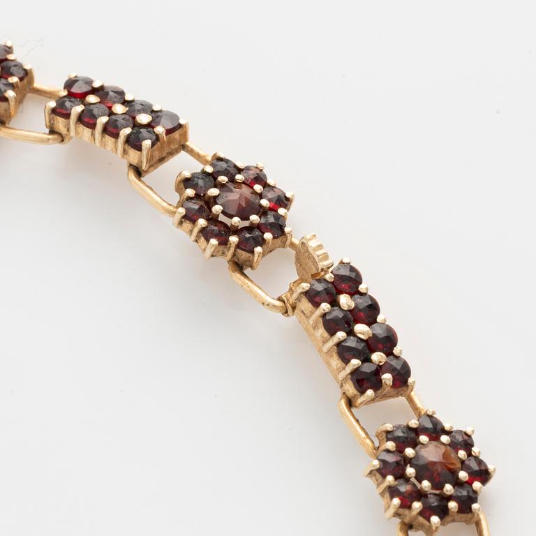 Necklace and earrings, with garnets.