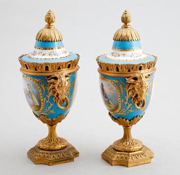 LOCKURNOR, ett par, porslin och förgylld brons, Louis XVI-stil, Frankrike, sent 1800-tal.