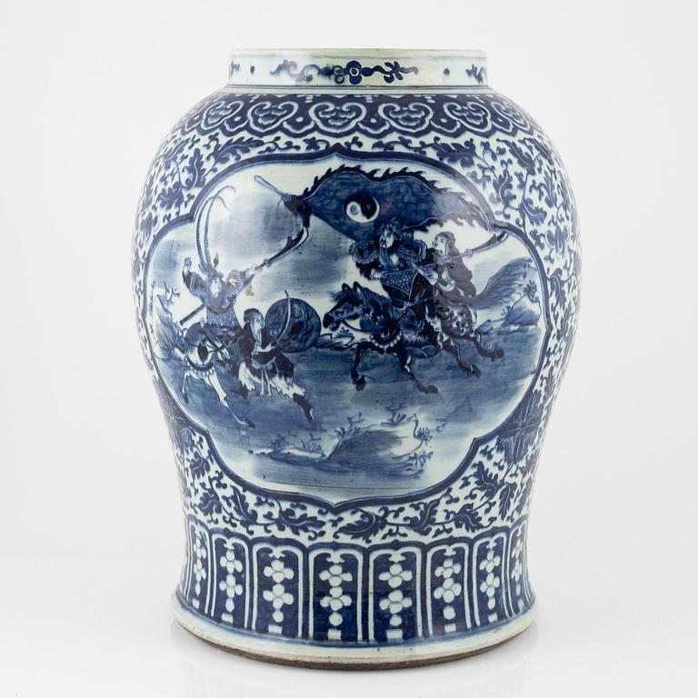 A blue and white vase, late Qing dynasty, circa 1900.