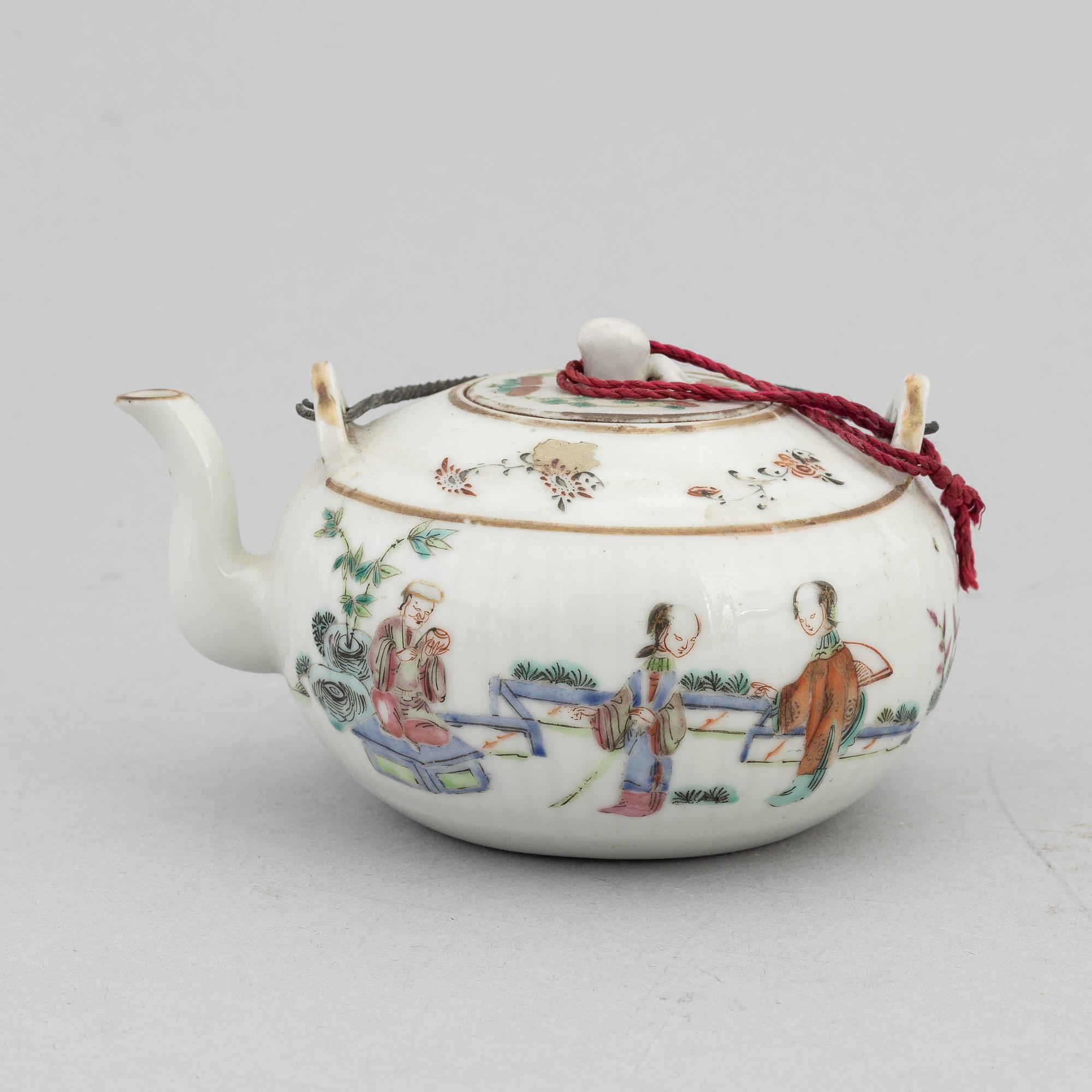 A Chinese porcelain tazza, bowl and teapot, late Qing dynasty, late 19th century.