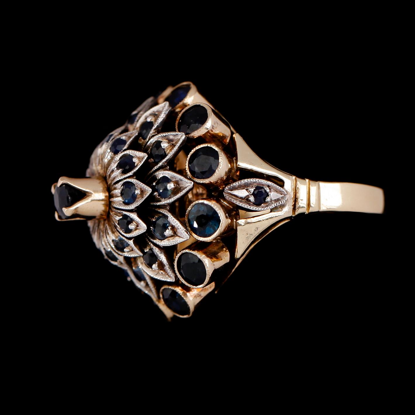 RING, 18 k guld, s k cocktailring med safirer.