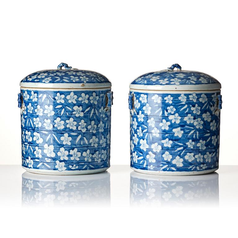 A pair of blue and white tureens with covers, Qing dynasty, 19th century.