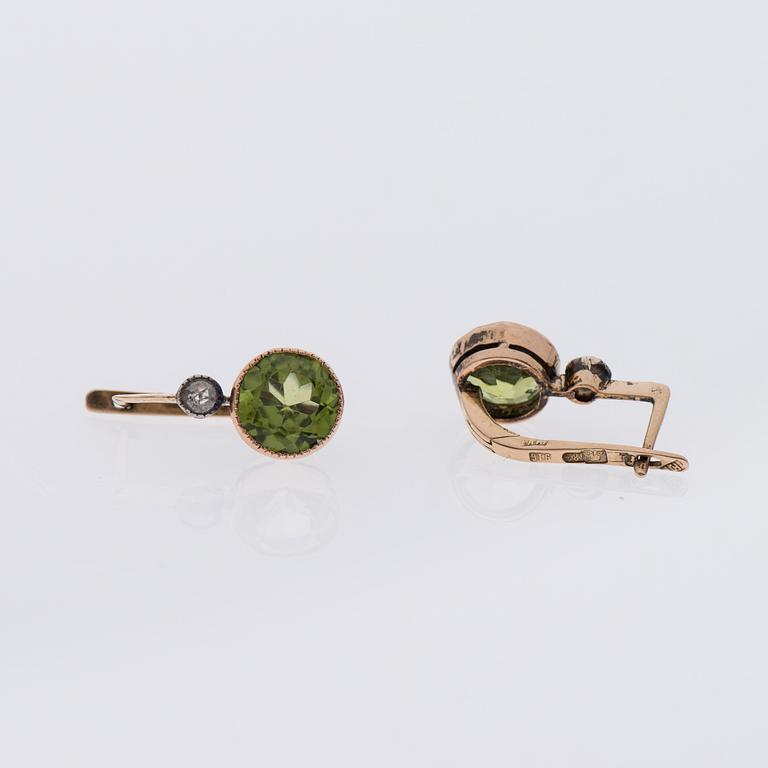 ÖRHÄNGEN, 14K guld samt silver, peridot tot 2,8 ct, diamanter tot 0,1 ct, ryska stämplar. Vikt 2,4 g.