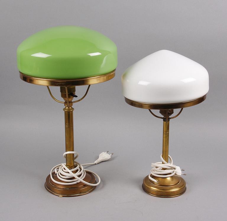 BORDSARMATURER, 2 st, mässing o glas. 1900-tal.