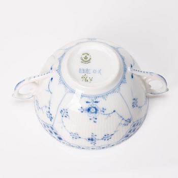 Royal Copenhagen, a 107 pieces 'Musselmalet' porcelain service, 20th century.