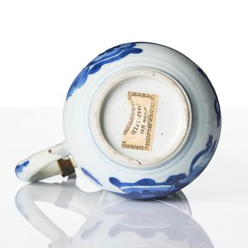 Kanna med lock, porslin. Qingdynastin, Kangxi (1662-1722).