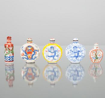 SNUSFLASKOR, 2 st, porslin samt SNUSFLASKOR, 3 st, emaljerad koppar, Kina 1900-tal.