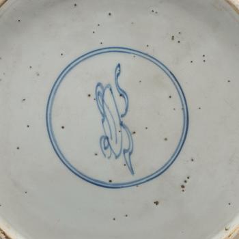 A blue and white serving dish, Qing dynasty, Kangxi (1662-1722).
