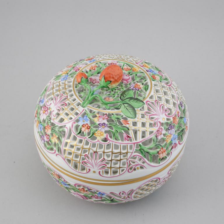 A Herend porcelain bowl with cover, Hungary, 20th century.