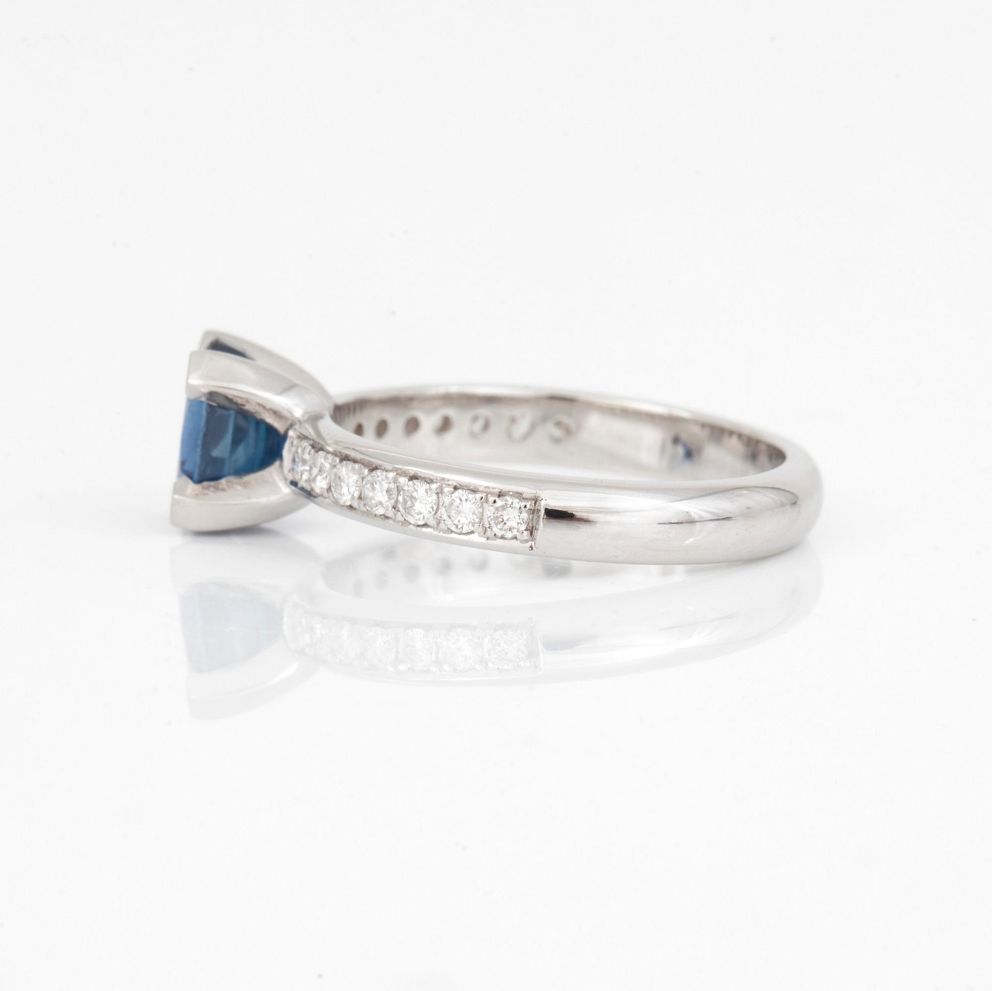 RING, Med safir ca 1.50 ct och diamanter totalt ca 0.24 ct.