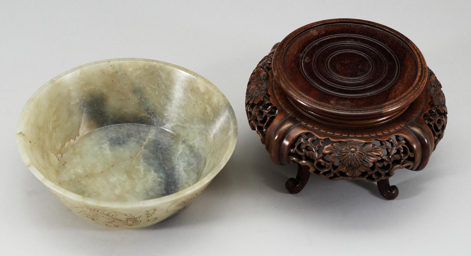 A nephrite bowl, Qing dynasty.