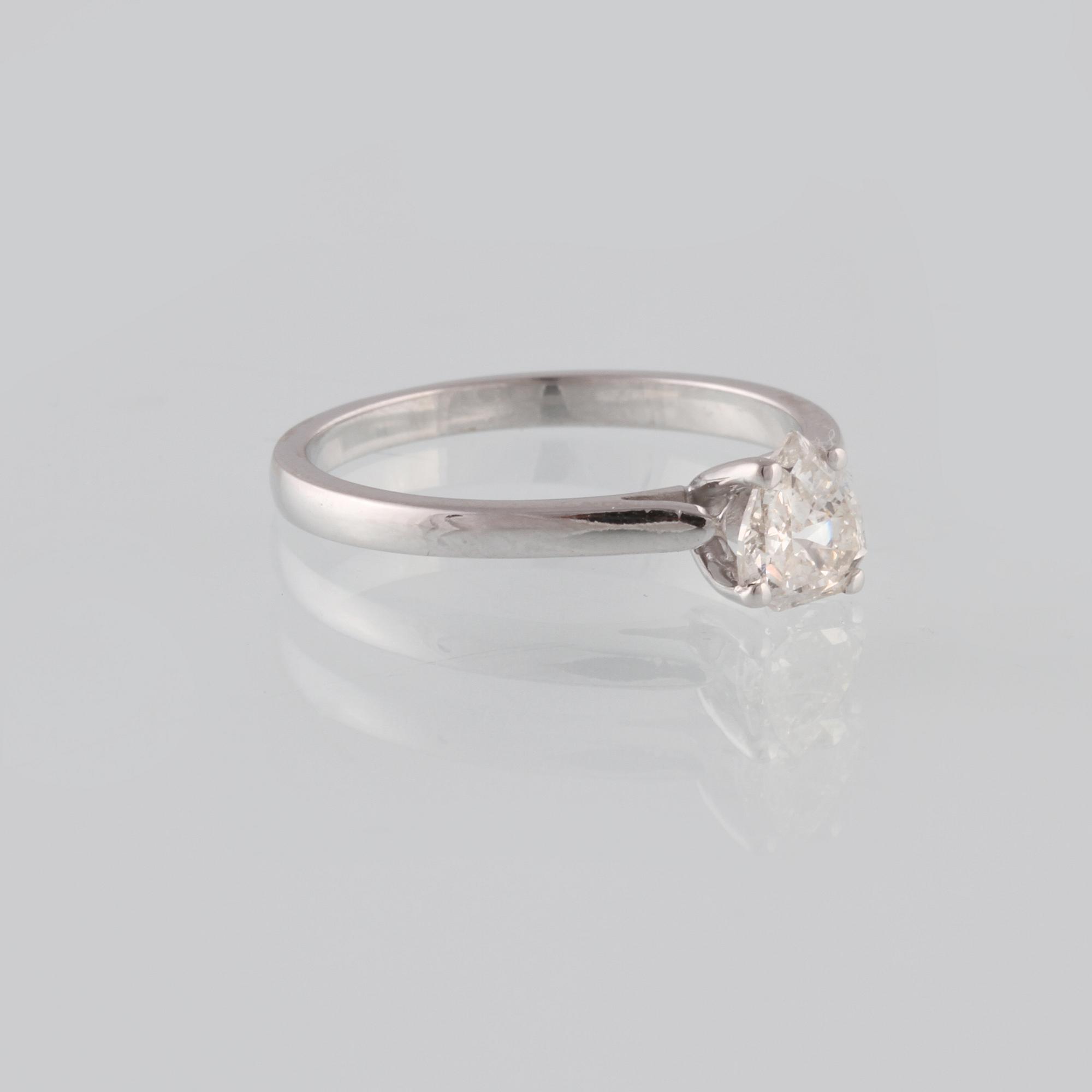 RING, 18K vitguld med droppslipad diamant ca 0.60 ct. Vikt 2,4 gram.