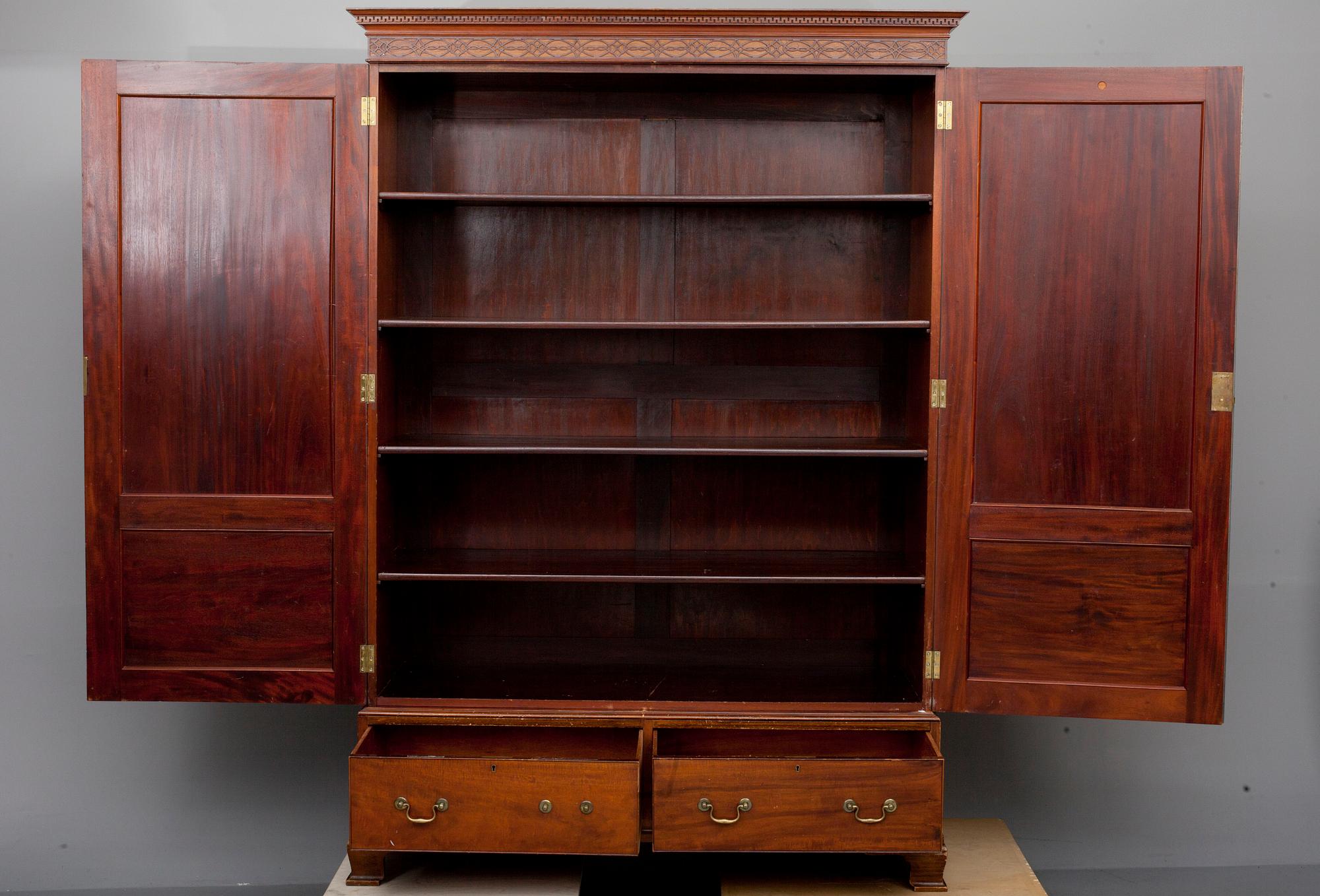 GARDEROB / SKÅP, England, 1900-talets första hälft.