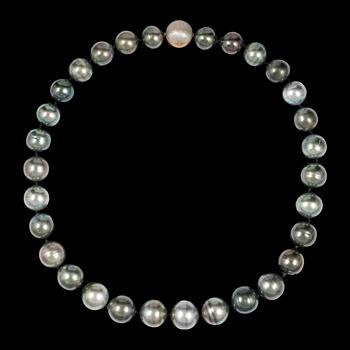 A cultured Tahiti pearl necklace, 15,5-13 mm.