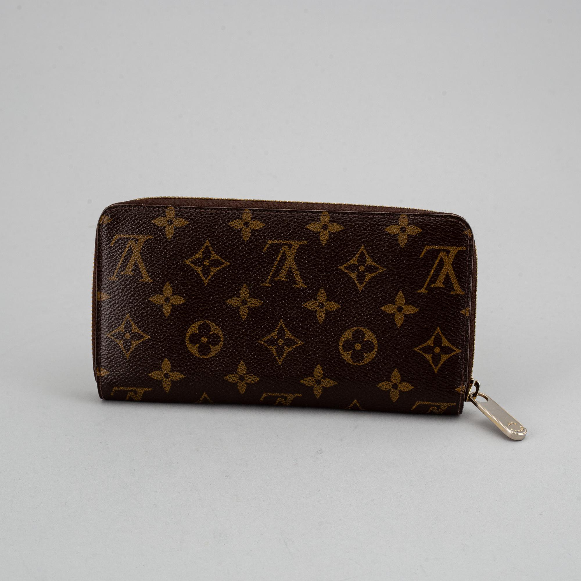 LOUIS VUITTON, a monogram canvas 'Zippy' wallet.