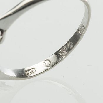 RING, platina med briljantslipade diamanter, totalt ca 1.10 ct. Stockholm, 1937. Vikt ca 2,8 g.