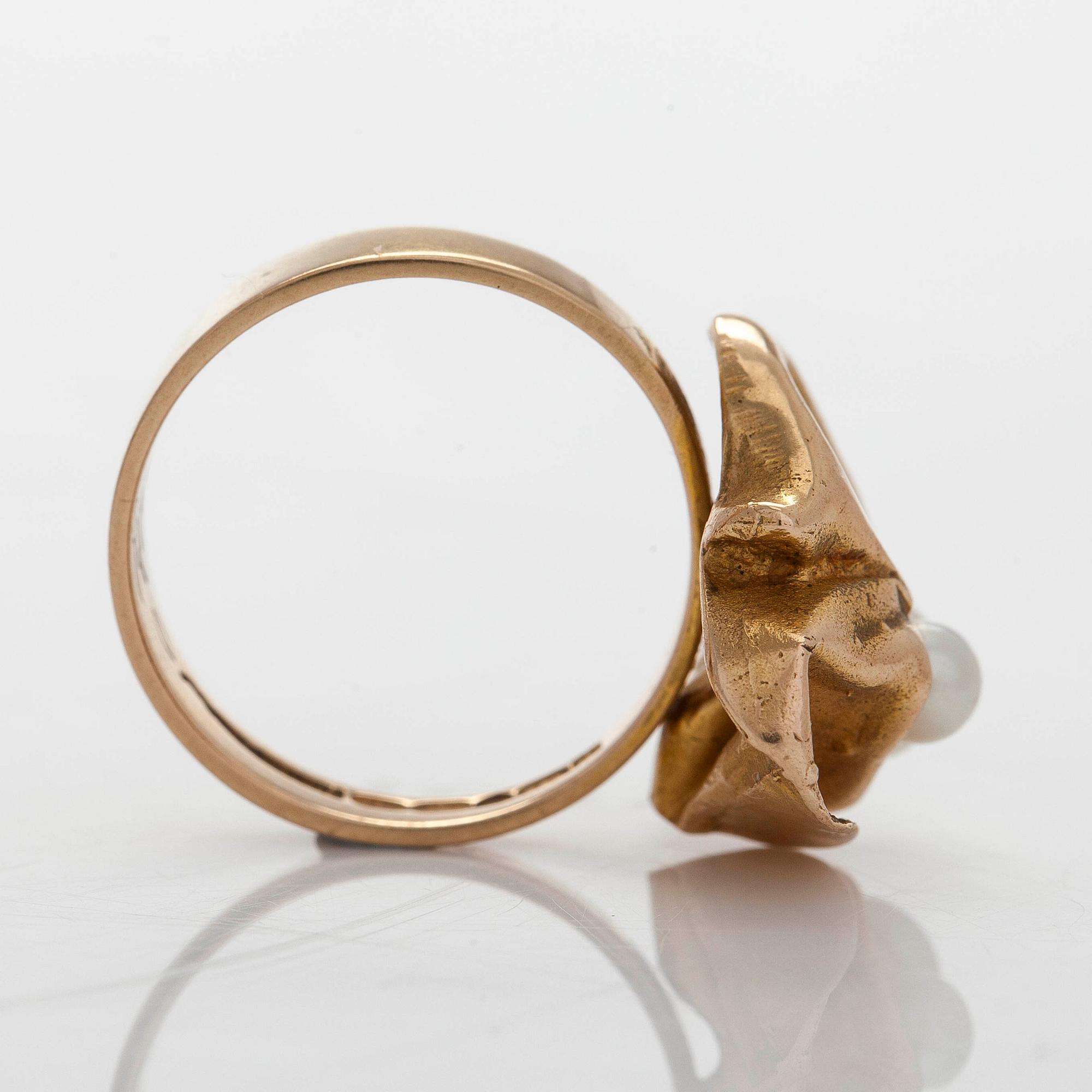 Björn Weckström, ring "Brutet löv", 14K guld och odlade pärlor. Lapponia 1971.