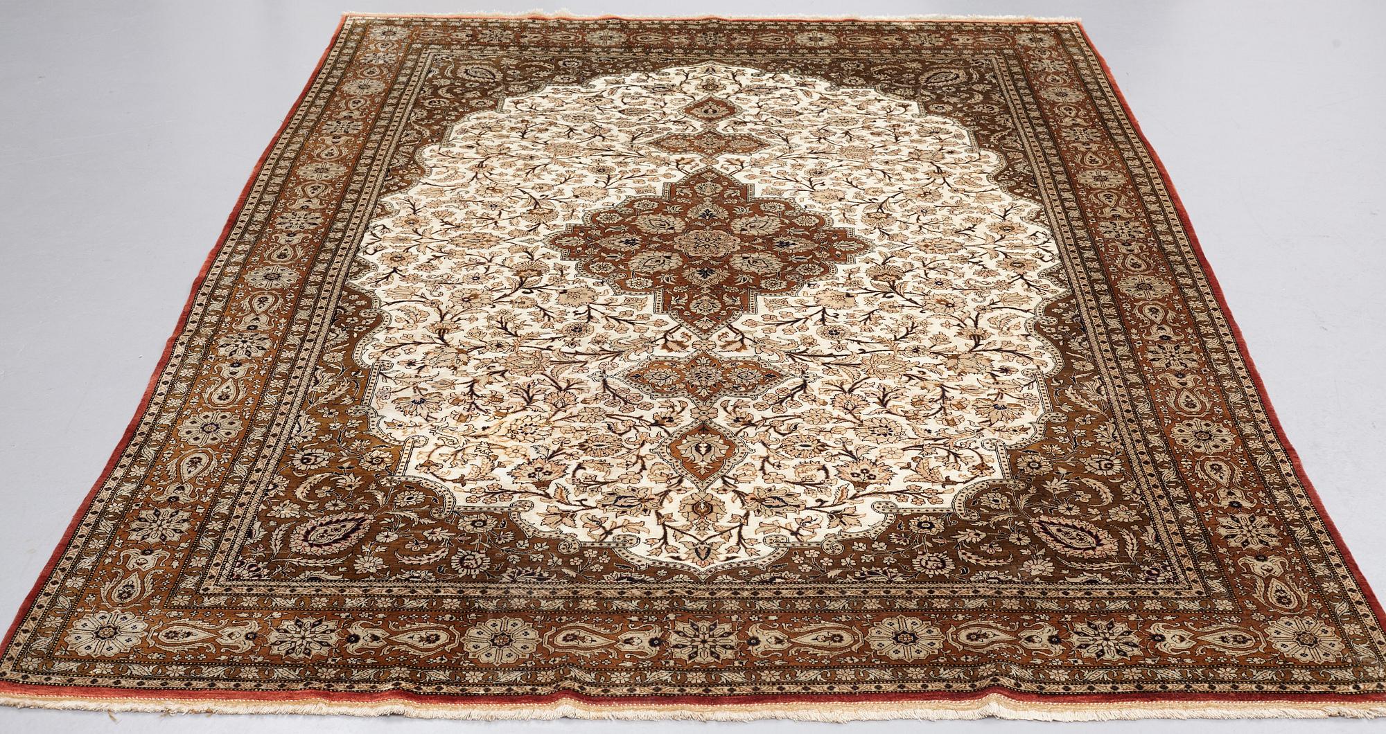 MATTA, semiantik silke Ghom, ca 269,5 x 179,5-182 cm (samt kortsidorna med 1 och 2 cm slätväv).
