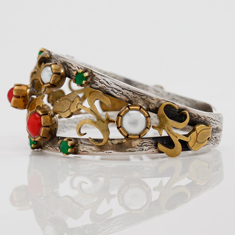 ARMBAND, sterlingsilver, pärlor samt olikfärgade stenar.