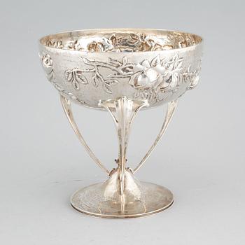 A english silver bowl by Elkington & Co, London,  early 20th century, weight 762 g.