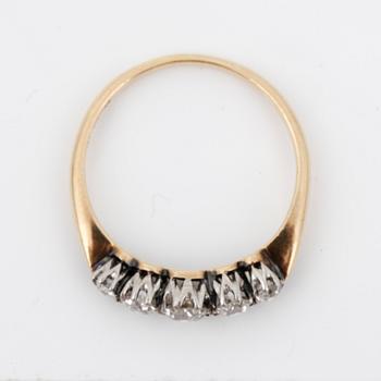 RING, 18K guld med 5 st gammalslipade diamanter, tot. ca 0.60 ct. Vikt ca 3,1 gram.