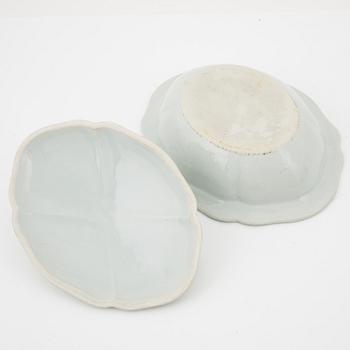 A Chinese Export dinner service, Qing dynasty, Qianlong (1736-95). (51 pieces).