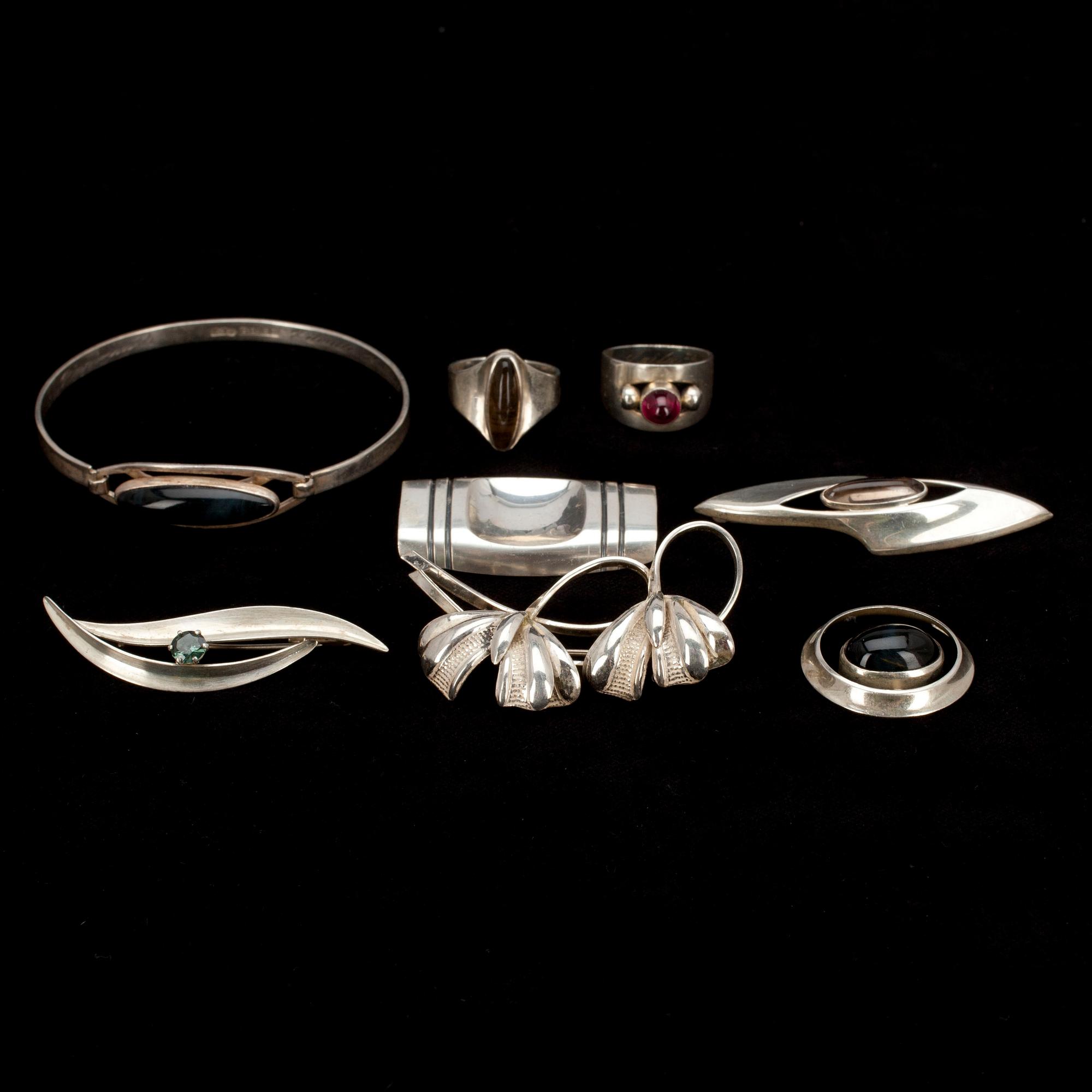 SMYCKEN, 8 st, silver, olika stenar samt olika stämplar. 1900-talets senare hälft.