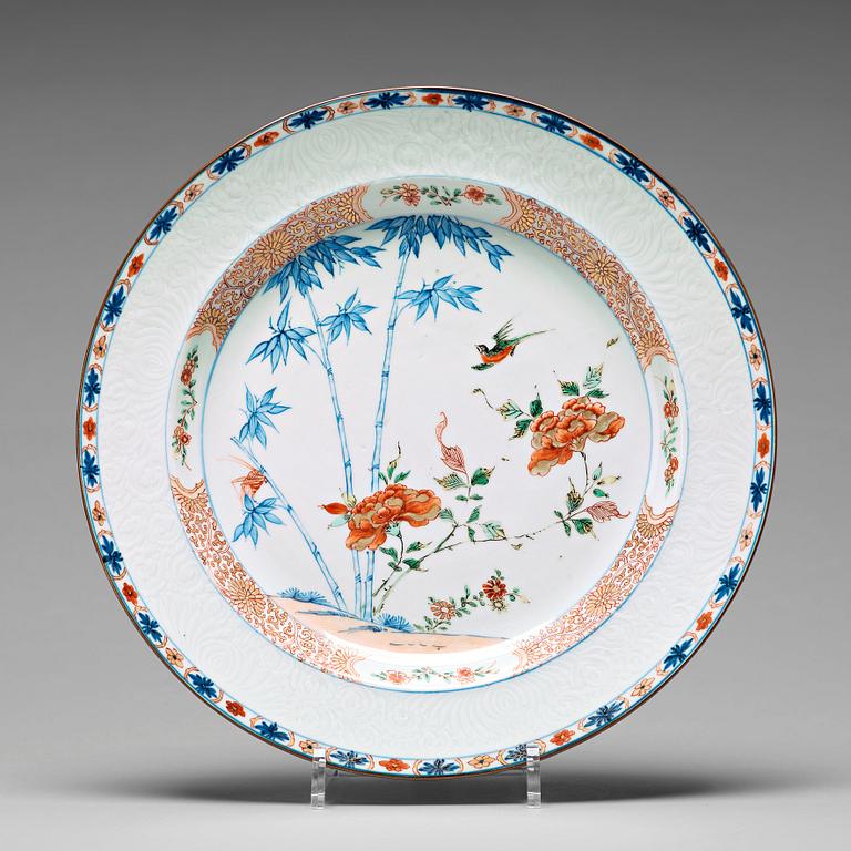 An imari verte dish, Qing dynasty, Kangxi (1662-1722).