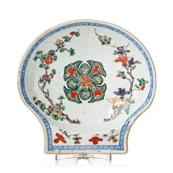 614. A famille verte shell shaped dish, Qing dynasty, Kangxi (1662-1722).