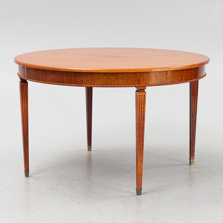 A Gustavian style mahogany dining table, 20th Century.