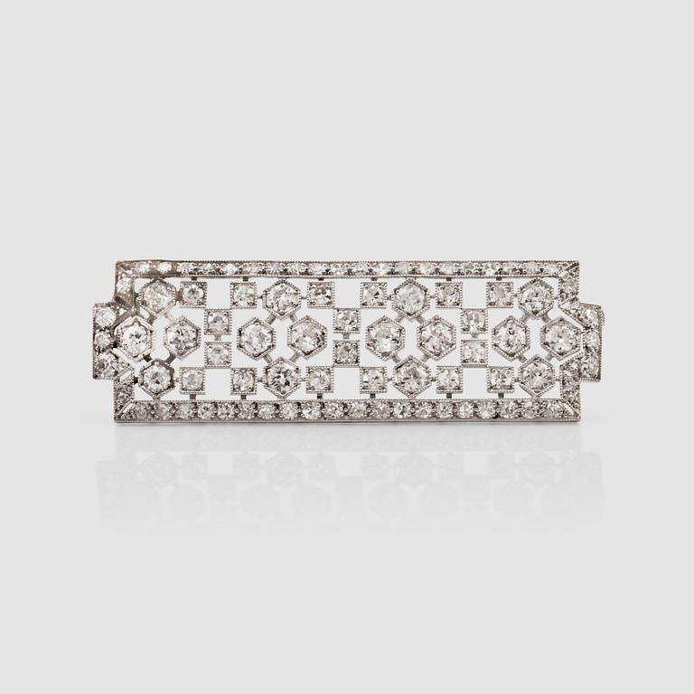 BROSCH med gammalslipade diamanter totalt ca 3.00 ct. Art Deco ca 1920.