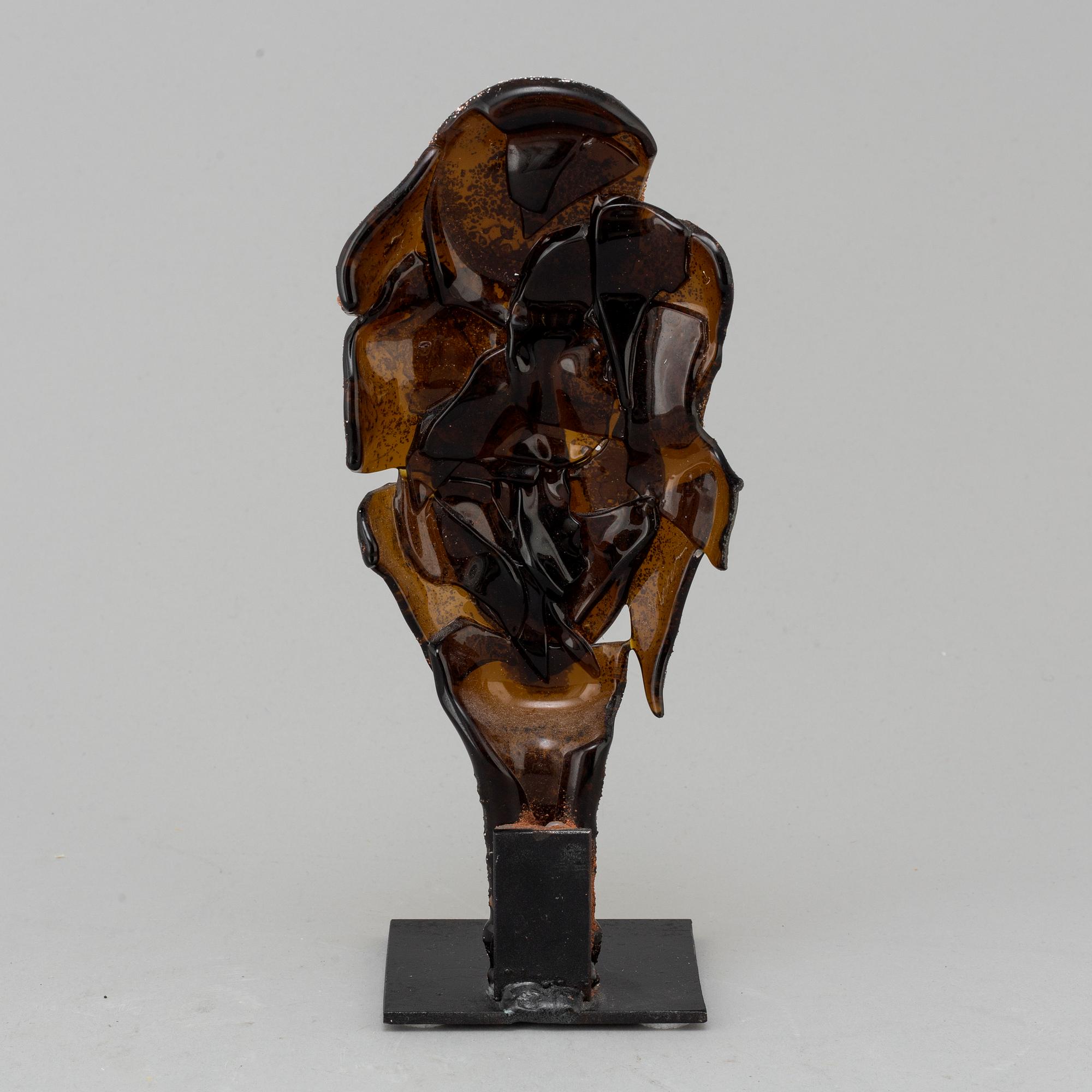 A signed glass sculpture by Bhörj Ekegren.